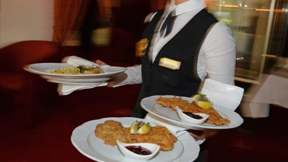 Tierhaltungslogo auch in Gaststätten? SPD und Grüne haben einen Gesetzentwurf vorgelegt. - © Patrick Seeger/dpa