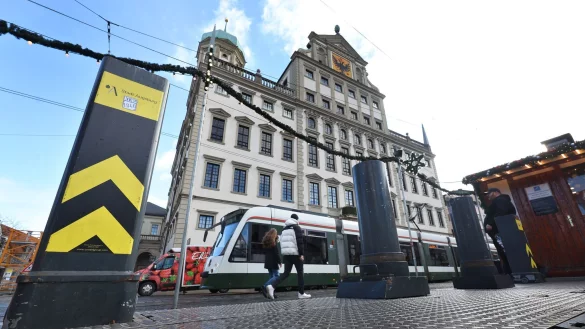 Der Christkindlesmarkt in Augsburg ist unter anderem mit Pollern gesichert. - © Karl-Josef Hildenbrand/dpa