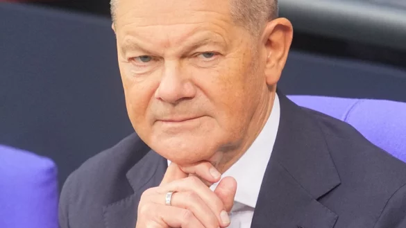 &laquo;Wom&ouml;glich h&auml;tte ich die Entscheidung auch fr&uuml;her treffen m&uuml;ssen&raquo;, sagt der Kanzler &uuml;ber die Entlassung des Finanzministers. - &copy; Michael Kappeler/dpa