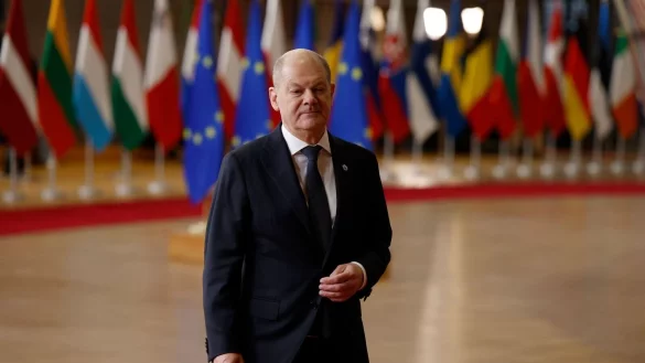 Für Bundeskanzler Scholz muss die EU-Kommission einen Weg finden, dass Strafzahlungen nicht die Liquidität der Unternehmen beeinträchtigt. - © Geert Vanden Wijngaert/AP/dpa