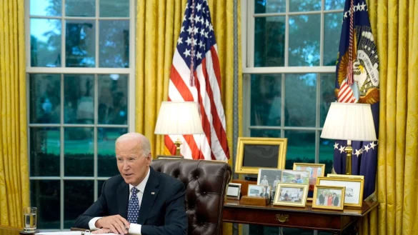 US-Präsident Joe Biden im Oval Office. (Archivbild) - © Mark Schiefelbein/AP/dpa