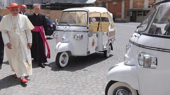 Auch Papst Benedikt XVI. bekam einst ein &laquo;Apamobil&raquo;. (Archivbild) - &copy; Monteforte/Ansa/epa/Pool/dpa