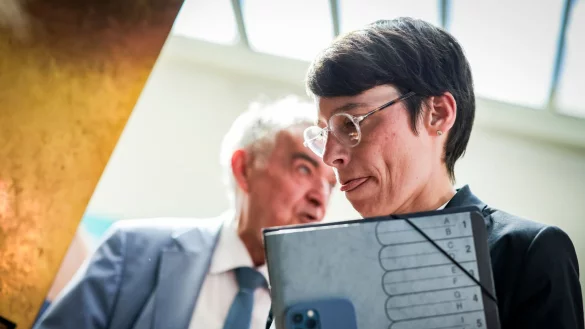 Wann wussten die zust&auml;ndigen Minister &uuml;ber die Vorgeschichte des mutma&szlig;lich islamistischen Messer-Attent&auml;ters von Solingen Bescheid und wie schnell haben sie gehandelt? Das will die Opposition im Landtag aufkl&auml;ren. (Archiv-Bild) - &copy; Christoph Reichwein/dpa