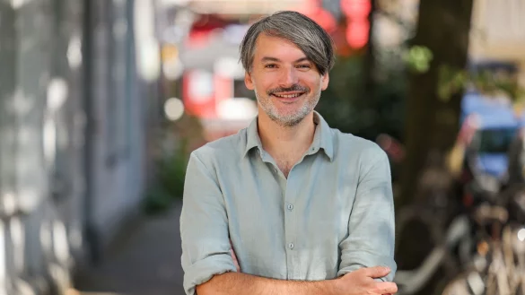 Der Hamburger Schriftsteller Saa Stanii? schreibt nicht nur B&uuml;cher, er hat auch schon Fu&szlig;ball-Jungs trainiert (Foto Archiv). - &copy; Ulrich Perrey/dpa