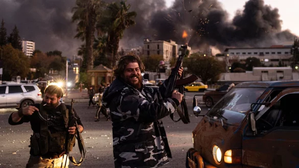 In Syrien mischt sich feierliche Stimmung mit Sorge vor neuer Gewalt im Land. - © Ugur Yildirim/DIA Photo/AP/dpa