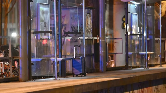 Ein herrenloser Koffer an einer Straßenbahnhaltestelle in Köln hat sich als harmlos herausgestellt. Zuvor waren sicherheitshalber eine Straße und eine Straßenbahnlinie gesperrt worden. - © Henning Kaiser/dpa