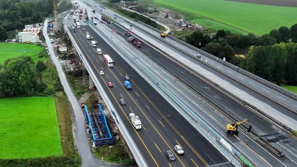 Ein Teil der Liedbachtalbrücke an der vielbefahrenen A1 bei Unna wird gesprengt. Autofahrer müssen deshalb am Sonntag umplanen. (Archivfoto) - © Firma Amand/Autobahn Westfalen/dpa