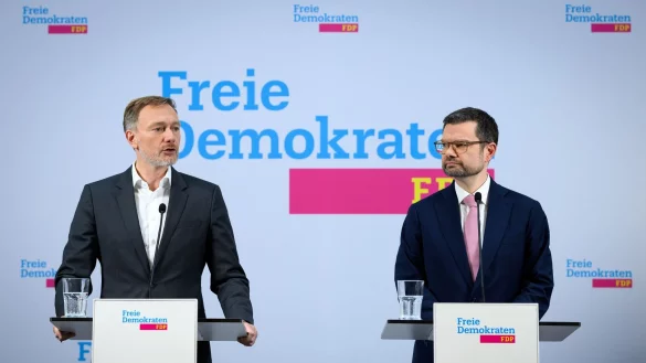 Die FDP stellt die Landesliste für die Bundestagswahl auf - der Vorsitzende Christian Lindner (l) ist für den ersten Platz vorgesehen, der ehemalige Justizminister Marco Buschmann bewirbt sich ebenfalls für einen vorderen Platz. (Archivbild) - © Bernd von Jutrczenka/dpa