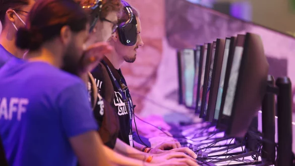 Messebesucher testen ein Computerspiel bei der Gamescom. (Archivbild) - &copy; Oliver Berg/dpa