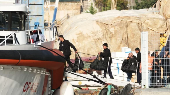 Nach der Entscheidung eines Gerichts in Rom d&uuml;rfen zw&ouml;lf Mittelmeer-Fl&uuml;chtlinge jetzt doch gleich nach Italien. - &copy; Vlasov Sulaj/AP