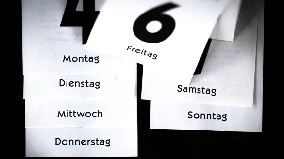 Feiertage in der Woche lassen die Gesamtzahl der Arbeitstag sinken. - © Sina Schuldt/dpa