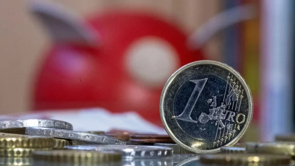 Wieder schlechtere Zeiten für Sparerinnen und Sparer (Symbolbild) - © Hendrik Schmidt/dpa