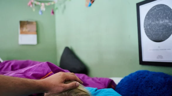 Ist das Kind krank, bleibt meist ein Elternteil zu Hause und k&uuml;mmert sich. Um das gemeinsam gut zu schultern, helfen fr&uuml;hzeitige Absprachen. - &copy; Annette Riedl/dpa/dpa-tmn