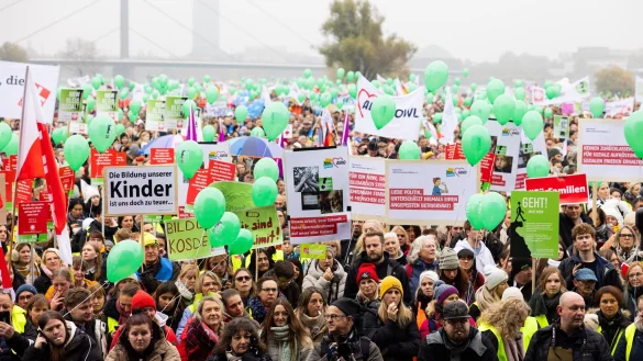 Mehr als 30.000 Menschen haben die Landesregierung aufgefordert, mehr Geld in Kitas und soziale Projekte zu investieren. - &copy; Rolf Vennenbernd/dpa