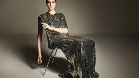 Kommt ohne Extra-Schmuck aus: Glitzer-Outfit von H&M (Top ca. 99 Euro, Rock ca. 129 Euro). - © H&M Studio/dpa-tmn