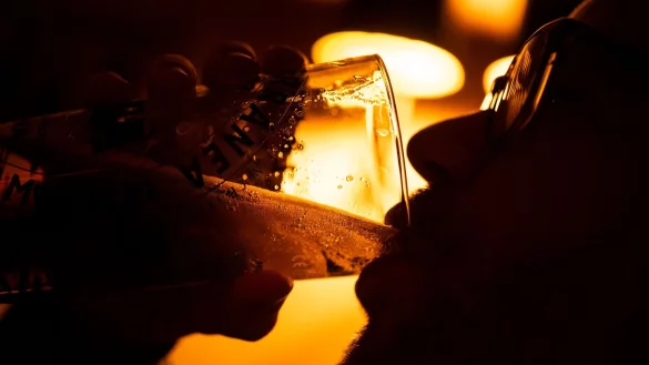 Auch (zu) viel getrunken? Im Januar wollen viele Menschen auf Alkohol verzichten - nicht allen f&auml;llt es leicht. - &copy; Franziska Gabbert/dpa-tmn