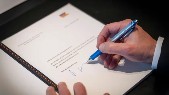 Dieses von der Bundesregierung zur Verfügung gestellte Foto zeigt Bundeskanzler Olaf Scholz (SPD) bei der Unterzeichnung des Antrags auf Vertrauen an die Bundestagspräsidentin in seinem Büro im Bundeskanzleramt. - © Steffen Kugler/Bundesregierung/dpa