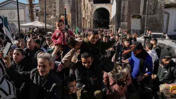 Syrer feiern den Sturz der alten Regierung. - © Leo Correa/AP/dpa