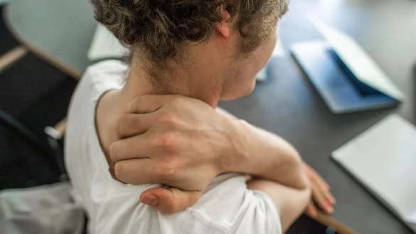 Stundenlanges Sitzen kann zu einem Rundr&uuml;cken f&uuml;hren, der Schmerzen und Taubheitsgef&uuml;hle verursacht. - &copy; Klaus-Dietmar Gabbert/dpa-tmn