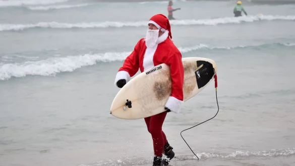 Events mit surfenden Weihnachtsm&auml;nnern gibt es mittlerweile in mehreren L&auml;ndern. (Archivbild) - &copy; Ben Birchall/PA Wire/dpa