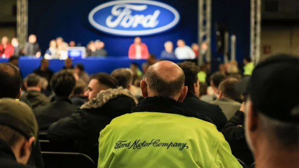 Ford-Mitarbeiter warten auf den Beginn der Betriebsversammlung. - &copy; Oliver Berg/dpa