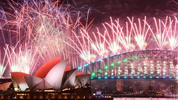 In Sydney soll das Feuerwerk in der Silvesternacht diesmal größer werden als je zuvor. (Archivbild vom letzten Jahr) - © Dan Himbrechts/AAP/dpa
