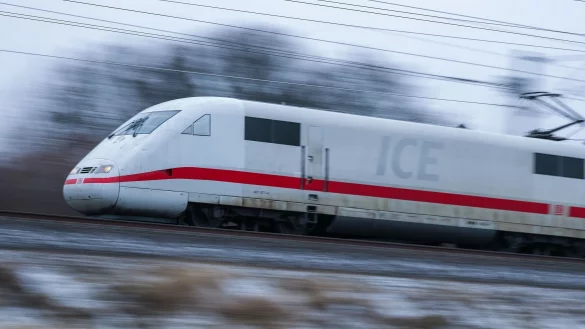 Reisende im Fernverkehr mussten ebenso wie Pendler wegen einer Reparatur an der Oberleitung Geduld mitbringen. (Symbolbild) - &copy; Jan Woitas/dpa-Zentralbild/dpa