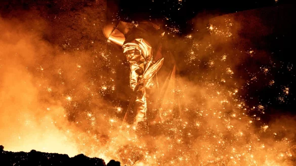 Die Stahlbeschäftigten stehen vor einer ungewissen Zukunft. (Archivbild) - © Hauke-Christian Dittrich/dpa