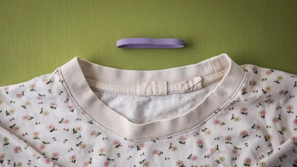 F&uuml;r den Hack ben&ouml;tigt man ein Gummiband, das um den Kragen gelegt wird. - &copy; Christin Klose/dpa-tmn