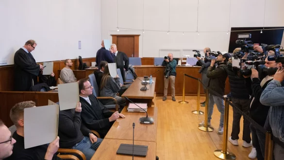 Die fünf angeklagten Polizeibeamtinnen und -beamten sitzen im Gerichtssaal des Landgerichts. - © Rolf Vennenbernd/dpa