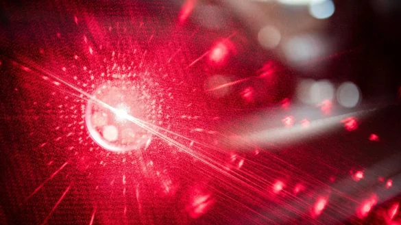 Laserpointer sind kein Spielzeug &ndash; schon ein kurzer Kontakt des Lasers mit den Augen kann die Netzhaut schwer verletzen. - &copy; Fabian Strauch/dpa/dpa-tmn