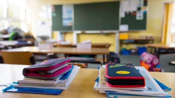 In die Schulen floss 2023 mit 90 Milliarden Euro knapp die Hälfte der öffentlichen Bildungsausgaben. (Symbolbild) - © Monika Skolimowska/dpa-Zentralbild/dpa