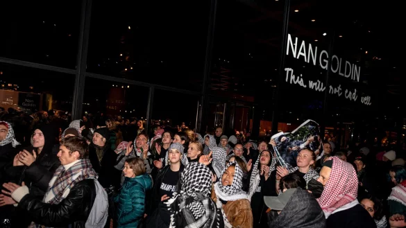 Bei der Er&ouml;ffnung der Nan-Goldin-Retrospektive in Berlin gab es propal&auml;stinensische Proteste. - &copy; Fabian Sommer/dpa
