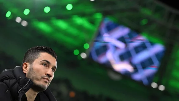 Muss sich gegen Barcelona bei seiner Aufstellung wieder etwas einfallen lassen: BVB-Trainer Nuri Sahin. - © Federico Gambarini/dpa