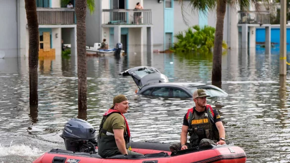 Rettungskr&auml;fte sind in der Stadt Clearwater auf dem Weg zu Sturmopfern. - &copy; Mike Stewart/AP/dpa