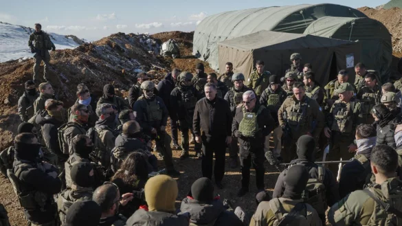 Israels Ministerpräsident Netanjahu und Verteidigungsminister Katz besichtigen die Pufferzone auf den Golanhöhen. - © Maayan Toaf/Israel Gpo/ZUMA Press Wire/dpa