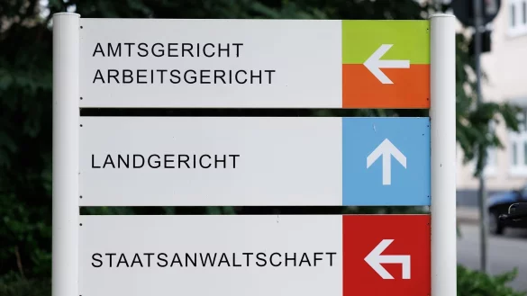Die Staatsanwaltschaft Bielefeld hat drei Männer wegen bewaffneten Drogenhandels angeklagt. - © Friso Gentsch/dpa