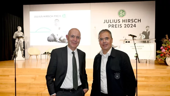 Die DFB-Spitze mit Pr&auml;sident Neuendorf (l.) und Gesch&auml;ftsf&uuml;hrer Rettig ist &uuml;beraus zufrieden mit dem Bundestrainer. - &copy; Felix H&ouml;rhager/dpa