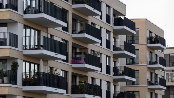 Die Mieten steigen weiter, vor allem in Metropolen und anderen Großstädten (Archivbild). - © Monika Skolimowska/Deutsche Presse-Agentur GmbH/dpa