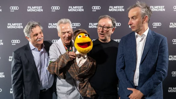 Bei der Premiere von «Hallo Spencer - Der Film» beim Filmfest München steht Drehbuchautor Jan Böhmermann (rechts) zusammen mit dem Puppenerfinder Winfried Debertin (ganz links) und den Schauspielern Achim Hall (2.v.l) und Rainer Bock zusammen. Der Film kommt jetzt in die Mediathek und dann auch ins ZDF-Fernsehprogramm. - © Stefan Puchner/dpa