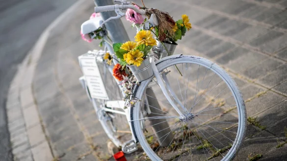Gedenken an eine von einem abbiegenden Lkw &uuml;berfahrene Radfahrerin. (Symbolbild) - &copy; Daniel Karmann/dpa
