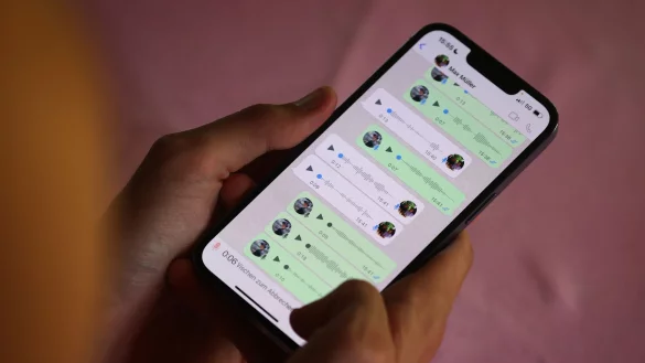 Genug von st&auml;ndigen Sprachnachrichten? Diese kann man sich nun auch als Text anzeigen lassen - Whatsapp f&uuml;hrt die Option zur Transkription ein. - &copy; Karl-Josef Hildenbrand/dpa/dpa-tmn