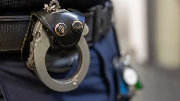 Ein 37-Jähriger sitzt wegen des Verdachts des schweren sexuellen Missbrauchs in U-Haft. - © Peter Kneffel/dpa