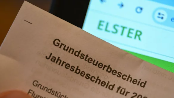 Die Grundsteuer ist eine jährliche Steuer auf den Besitz von Grundstücken und Gebäuden. (Symbolbild) - © Bernd Weißbrod/dpa