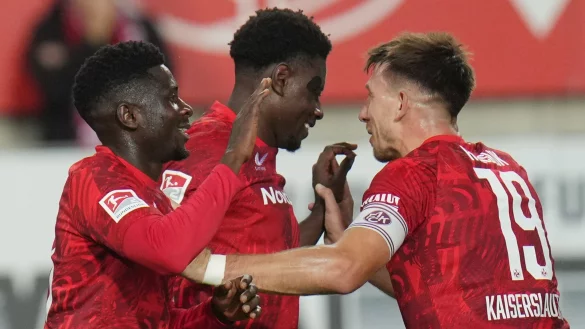 Ragnar Ache (M) bejubelt mit Teamkollegen seinen Torerfolg. - &copy; Thomas Frey/dpa