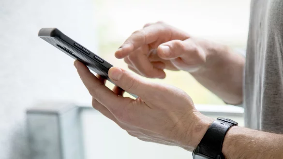 Neue Features in Android: Die Standort&uuml;bermittlung fremder Tracker l&auml;sst sich nun vor&uuml;bergehend unterbrechen und auch unerw&uuml;nschte Tracker k&ouml;nnen gefunden werden. - &copy; Christin Klose/dpa-tmn