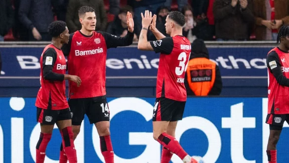 Die Leverkusener freuen sich über den Heimsieg gegen Freiburg. - © Marius Becker/dpa