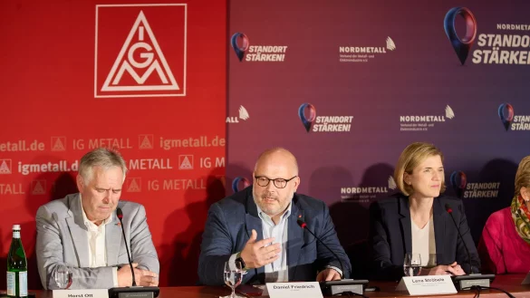 Nach 18 Stunden Verhandlung stellen IG Metall und Arbeitgeber ihren Tarifabschluss vor. - &copy; Georg Wendt/dpa