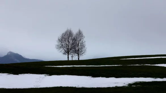Schnee und Glätte in den Hochlagen, sonst Regen und mildere Temperaturen lautet die Wettervorhersage für das kommende Wochenende (Archivbild). - © Karl-Josef Hildenbrand/dpa