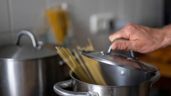 In der K&uuml;che der Kita soll sich der Mann unter anderem Nudeln gekocht haben. (Symbolbild) - &copy; Monika Skolimowska/dpa